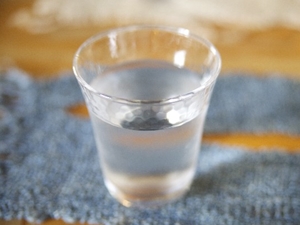 熱中症対策と脳梗塞の予防にはコップ1杯のお水を飲もう！